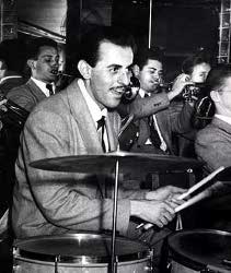 �A�[�g�E�}�[�f�B�K��