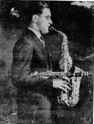 �N�����l�b�g�������Ȃ���A���g�E�T�b�N�X�𐁂��x�j�[�E�O�b�h�}��