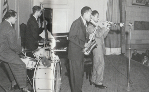 �`���[���[�E�p�[�J�[�ƃf�B�W�[�E�K���X�s�[ 1945�N